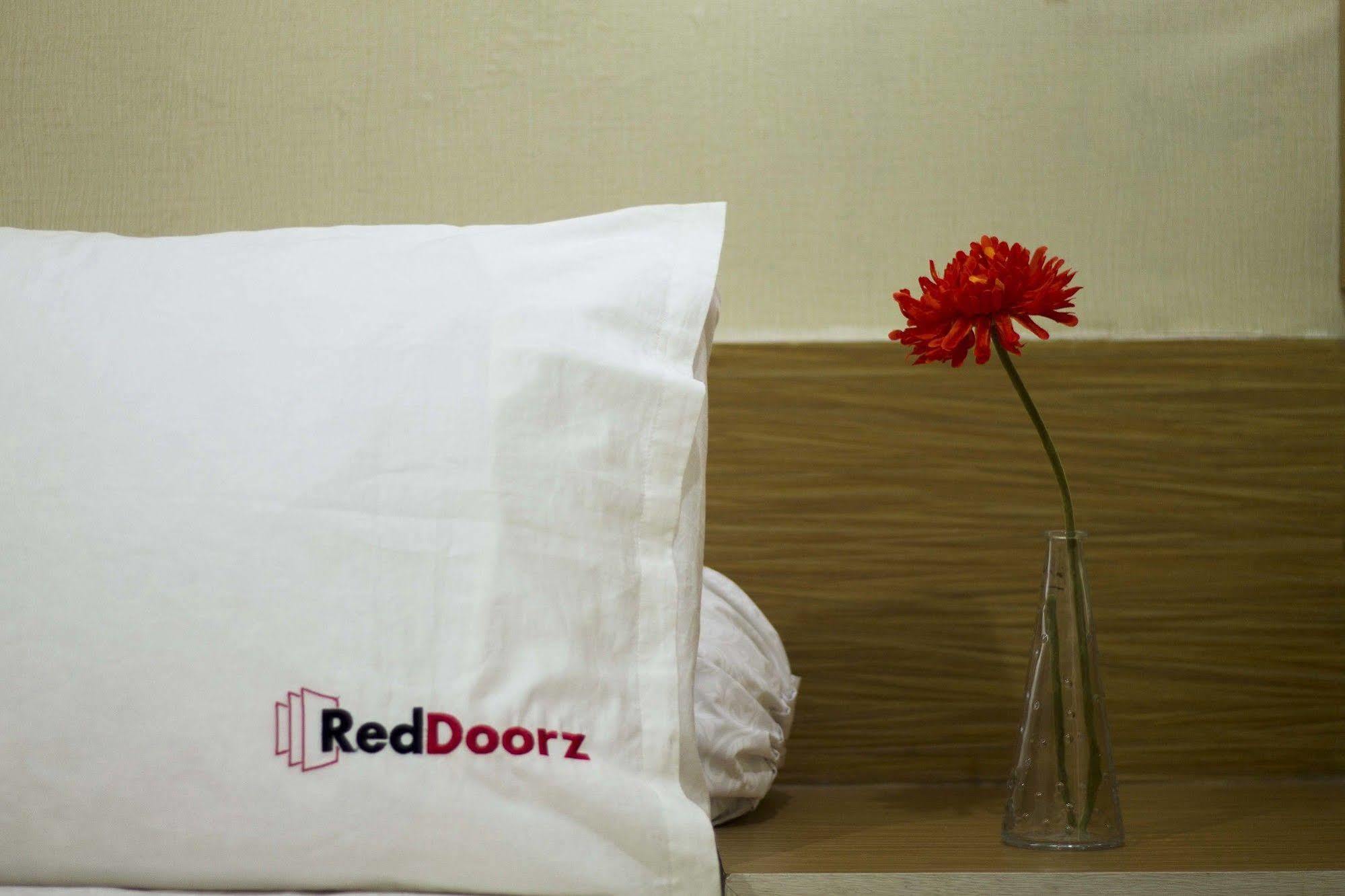 Reddoorz @ Pulomas Jacarta Exterior foto